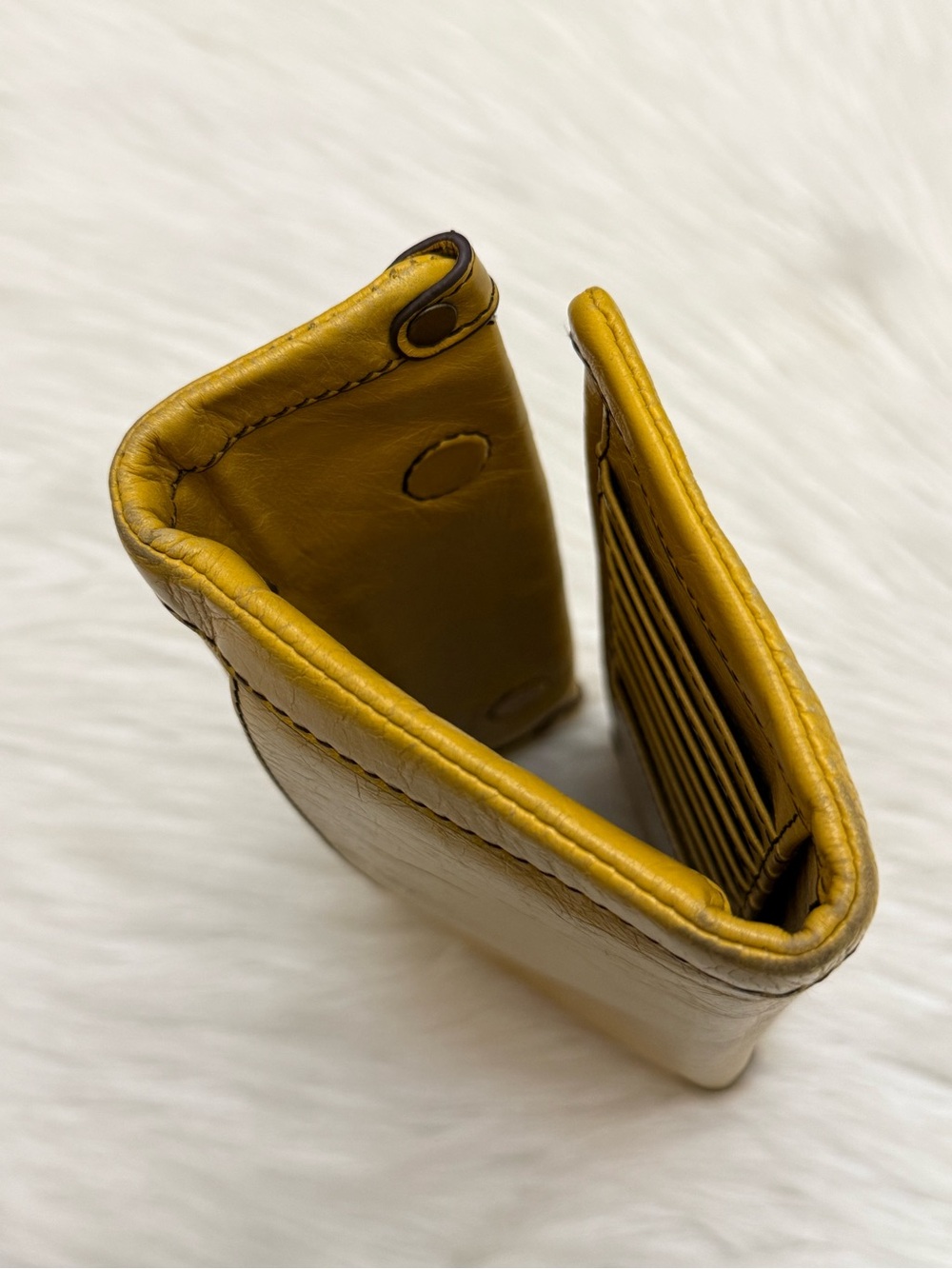 HOBO - INTERNATIONAL YELLOW SOFT LEATHER SADIE LONG WALLET MAGNETIC CLOSURE - Picture 5 of 16